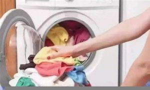 梦到洗衣服(梦到洗衣服被水冲走是什么意思)-命理之家