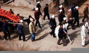 梦到送葬队伍是什么意思(梦见一大群送葬队伍什么预兆)-命理之家