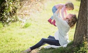 梦到抱小孩(梦到抱小孩子是什么意思)-命理之家