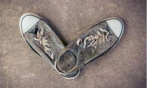 梦到鞋坏了(梦到鞋坏了周公解梦)-命理之家